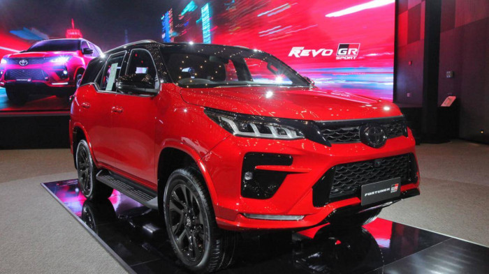 Ảnh chi tiết Toyota Fortuner GR Sport 2021 màu đỏ giá bán 1,3 tỷ đồng tại Thái Lan