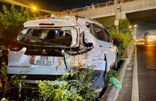 Xe tải húc ô tô 7 chỗ văng lên dải phân cách, tông trúng 1 người đi bộ tử vong tại chỗ