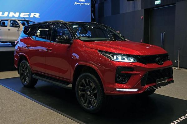 Khám phá Toyota Fortuner GR Sport 2022 vừa ra mắt