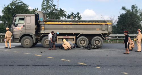 Hai học sinh lớp 9 va chạm xe tải, một người tử vong tại chỗ, một người bị thương nặng đi cấp cứu