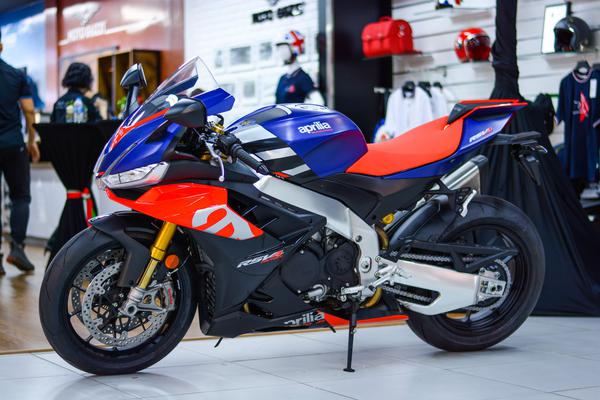 Siêu môtô Aprilia RSV4 Factory 1100 chính hãng tại Việt Nam giá 885 triệu đồng
