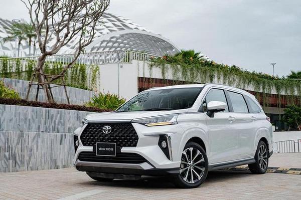 Toyota Veloz Cross tiếp tục tăng giá bán tại Việt Nam