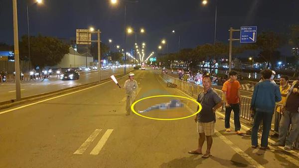 Người đàn ông lạ đến giúp đỡ thanh niên lái mô tô gặp nạn tại Quận 6 rồi "cầm nhầm" điện thoại đi mất