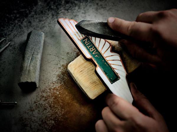 Aston Martin thay đổi logo mới sắc sảo hơn