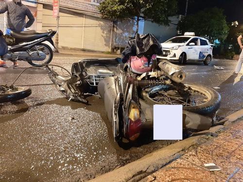 Người đàn ông điều khiển xe máy nhập viện cấp cứu sau cú va chạm với taxi tại Đắk Lắk