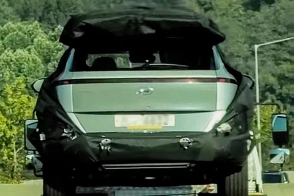 Hyundai Kona lộ diện, đuôi xe với thiết kế khác lạ