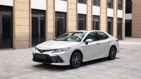 Tiếp tục giảm giá khủng tại đại lý, Toyota Camry 2023 quyết giữ vững ngôi vương doanh số