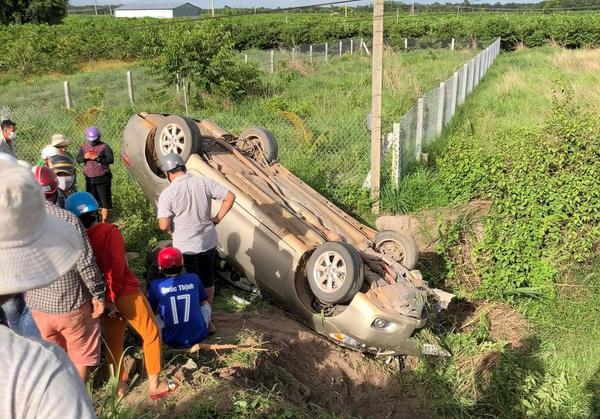 Toyota Camry bất lái, lao xuống mương nước rồi lật ngửa khiến tài xế tử vong tại chỗ