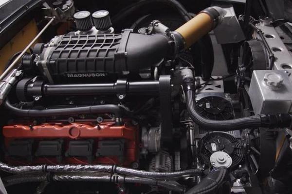 Rolls-Royce Silver Shadow 1978 mạnh 900 mã lực, có thể drift bốc khói
