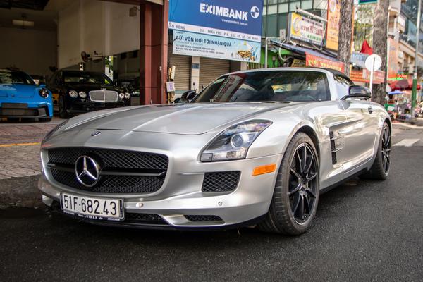 Ông Đặng Lê Nguyên Vũ lái Mercedes-AMG SLS Roadster hàng độc xuống phố
