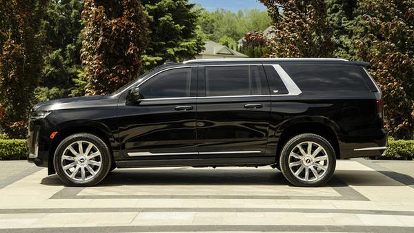 Cadillac Escalade 2021 vẫn đẹp xuất sắc dù được bọc thép chống đạn