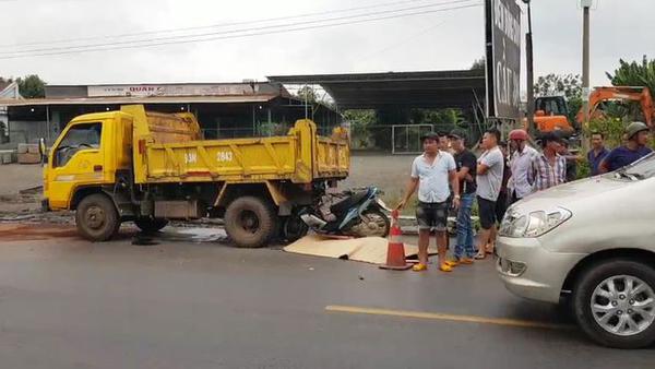 Thanh niên điều khiển xe máy mất lái, tông vào đuôi xe ben tử vong tại chỗ