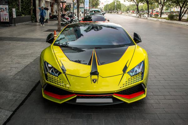 Cận cảnh Lamborghini Huracan độ theo phong cách STO tại TP.HCM