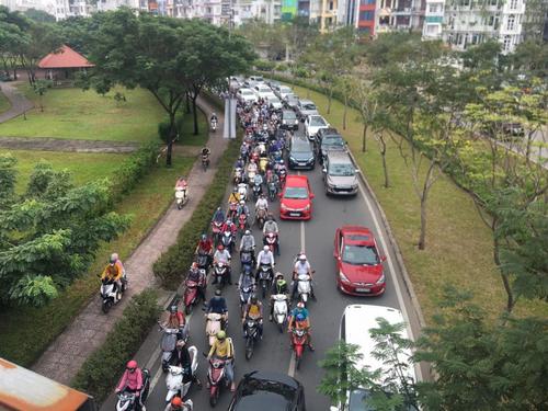 Xe khách tông vào dải phân cách trên cầu Sài Gòn gây ùn tắc giao thông