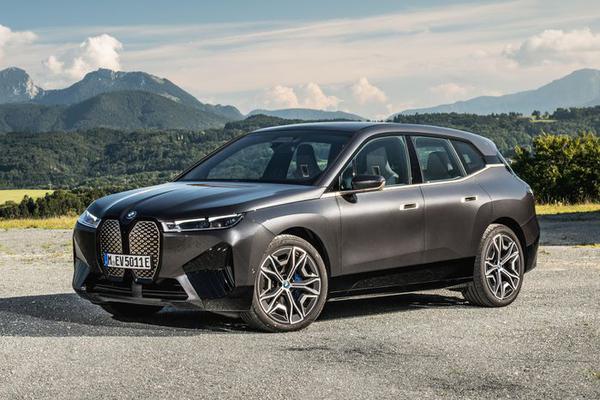 BMW vượt mặt đối thủ Mercedes-Benz, trở thành hãng xe sang bán chạy nhất năm 2021
