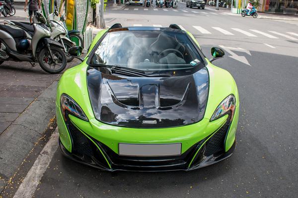 Cận cảnh chiếc McLaren 650S Spider màu xanh độc đáo tại TP.HCM