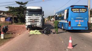 Bất ngờ vượt ẩu lấn làn đừng, xe máy tông ầm vào container tử vong tại chỗ