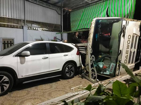 Xe bơm bê tông va chạm ô tô tải rồi lao vào nhà dân, lật ngang gây thiệt hại nghiêm trọng