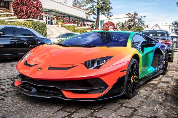 Ngắm Lamborghini Aventador SVJ bảy sắc cầu vồng tại TP.HCM