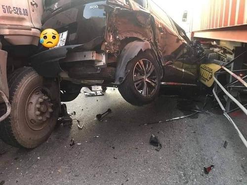 Tai nạn liên hoàn khiến ô tô bị kẹp giữa xe bồn và xe container, giao thông ùn tắc nghiêm trọng