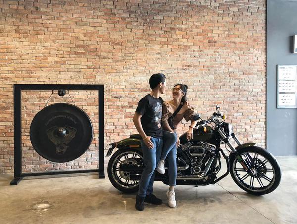 Phan Hiển được Khánh Thi tặng Harley-Davidson Breakout đặc biệt sau khi đoạt 3 HC Vàng SEA Games 31
