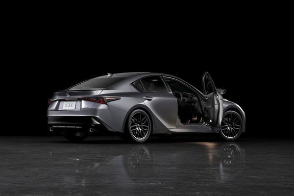 Lexus IS khác biệt nhờ gói nâng cấp thể thao có giá từ 42.856 USD