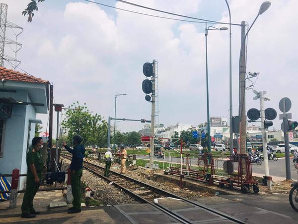 Vấp ngã khi băng qua đường ray tại Thủ Đức, người phụ nữ 50 tuổi bị tàu hỏa cán đứt lìa hai chân