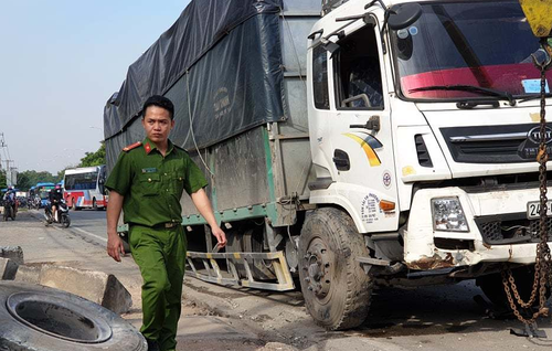 Xe tải mất lái, tông vào dải phân cách khiến giao thông trên QL1 ùn tắc nghiêm trọng