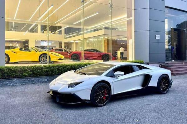 Ngắm Lamborghini Aventador 10 tỷ, hot girl Jessie Lương mua của Phan Công Khanh?