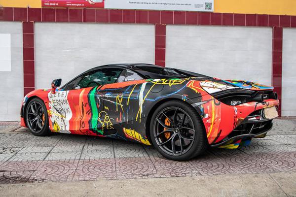 Mãn nhãn với McLaren 720S Spider sở hữu ngoại thất độc đáo tại TP.HCM