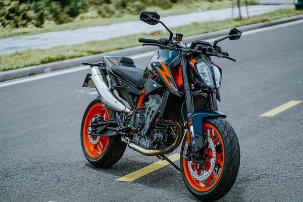 KTM 890 Duke R 2022 vừa ra mắt với giá 519 triệu đồng
