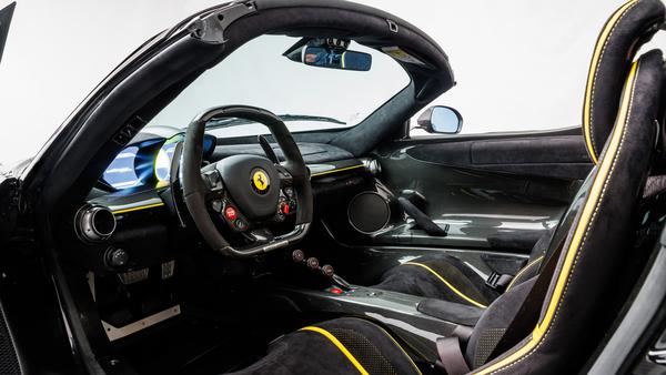 Ngắm Siêu xe Ferrari LaFerrari mui trần được rao bán 167 tỷ đồng