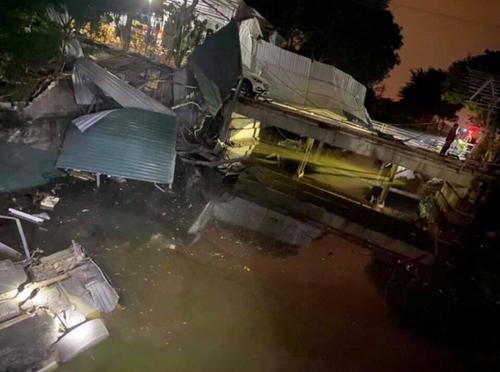 Tài xế ô tô mất lái, va vào cầu dân sinh tử vong tại chỗ