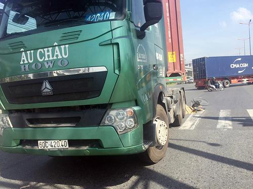 Con trai gào khóc đau đớn trước thi thể của mẹ sau va chạm với container đầu kéo