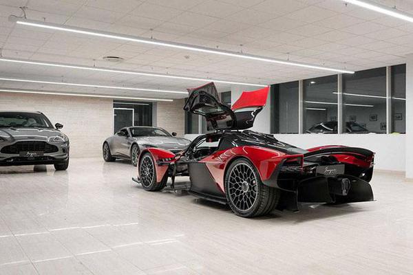 Siêu xe Aston Martin Valkyrie màu Supernova Red siêu cuốn hút