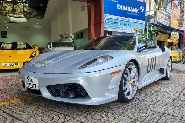 Ferrari 430 Scuderia với ngoại thất xám xi măng xuất hiện trên phố