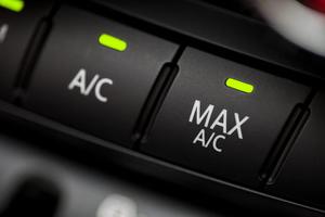 Giải pháp cho kính ô tô bị mờ hơi nước