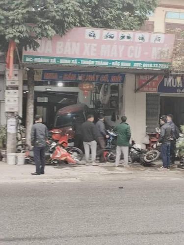 Đạp nhầm chân ga, nữ tài xế lái ô tô lao thẳng vào cửa hàng mua bán xe cũ