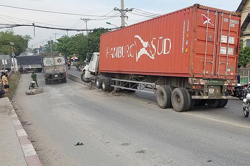 Xe container mất lái khiến khối bê tông dải phân cách văng vào người đi đường, bị thương nặng phải đi cấp cứu
