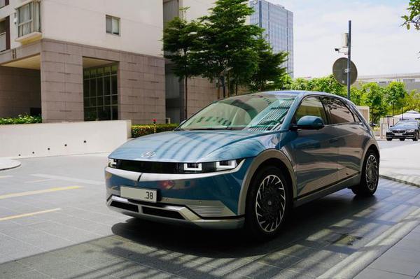 Hyundai Ioniq 5 được chào bán tại các đại lý với giá gần 2 tỷ đồng