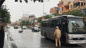 Bé trai tử vong tại chỗ do va chạm với xe khách tại Ninh Bình