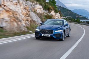 Giá Jaguar XF 2021 giảm mạnh khi phiên bản XE ngừng sản xuất