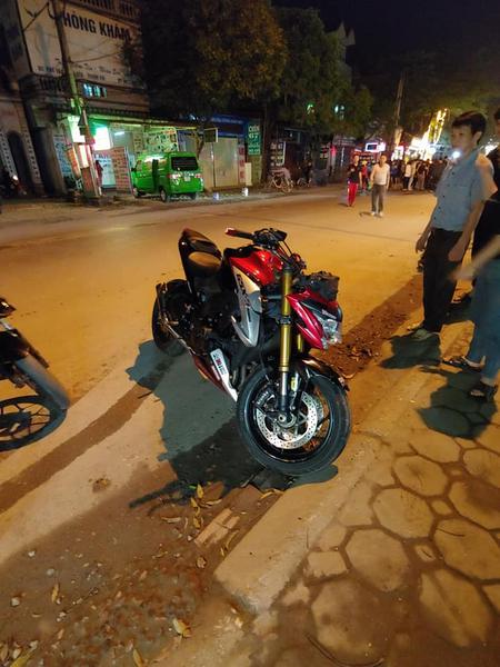 Xe phân khối lớn Suzuki GSX-S1000 "lao như bay" tông trúng 2 người phụ nữ khiến 1 người tử vong