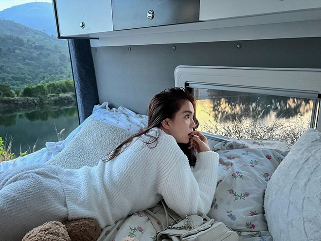 Ngọc Trinh giản dị bên chiếc Mobihome hơn 2 tỷ đồng mới sắm