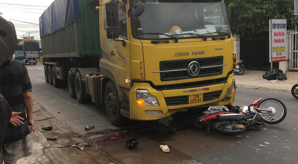 Xe đầu kéo tông trúng xe máy đang qua đường, khiến 1 người tử vong, 1 trẻ em bị thương nặng cấp cứu