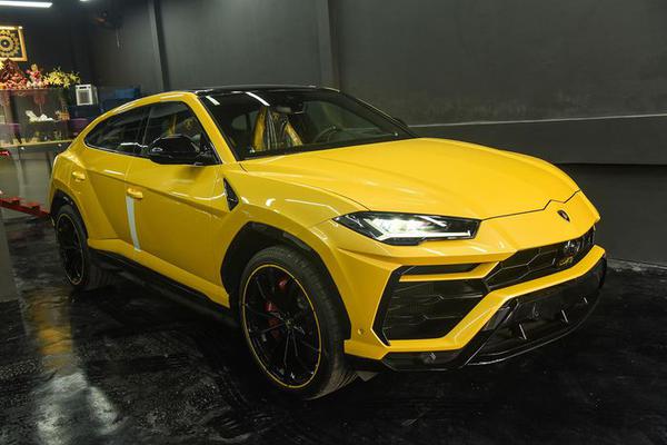 Siêu SUV Lamborghini Urus bản đặc biệt Pearl Capsule về nước với màu sơn vàng nổi bật