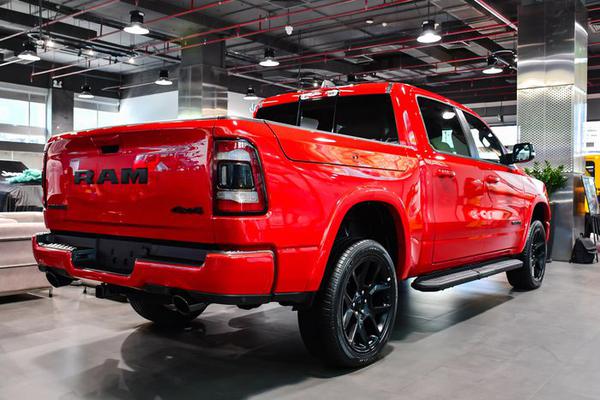 Bán tải RAM 1500 Laramie Night Edition giá gần 5,5 tỷ đồng có gì đặc biệt ?