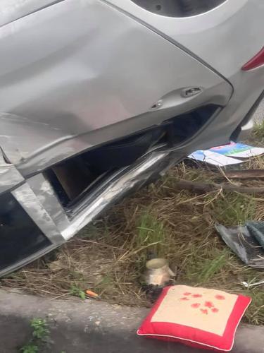 Ô tô con tạt đầu xe tải bất thành, mất lái tông vào dải phân cách rồi lật ngửa trên quốc lộ 18