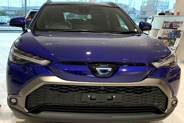 Ảnh Toyota Cross 2021 giá 400 triệu đồng ở Nhật với thiết kế khác biệt, logo chữ C