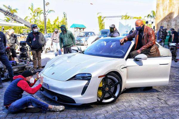 “The Rock” Dwayne Johnson cầm lái Porsche Taycan trong phim mới Red Notice